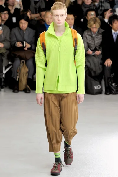 Look 11